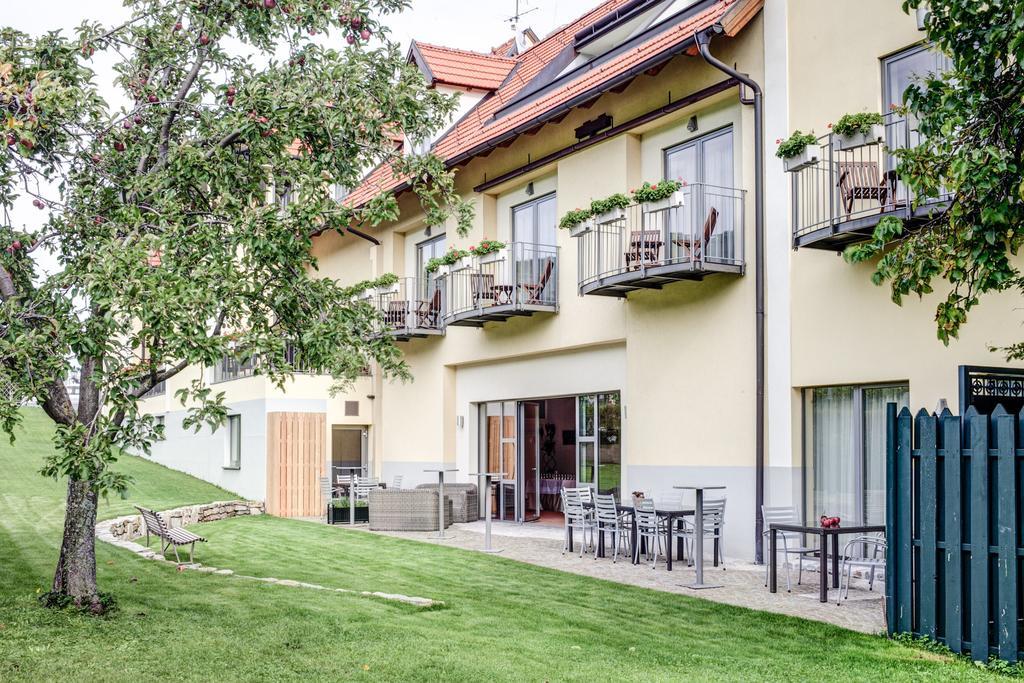 Hotel Turmhof Gumpoldskirchen Exteriör bild