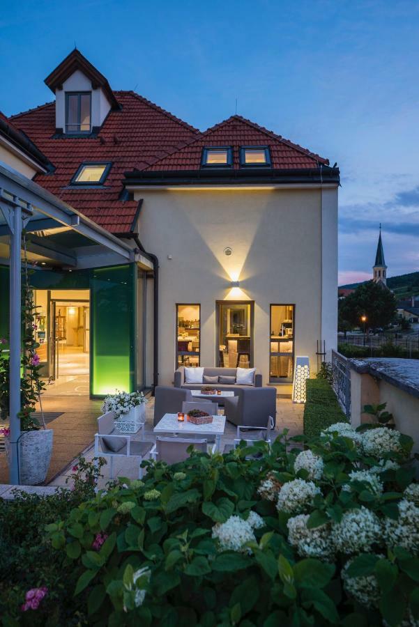 Hotel Turmhof Gumpoldskirchen Exteriör bild
